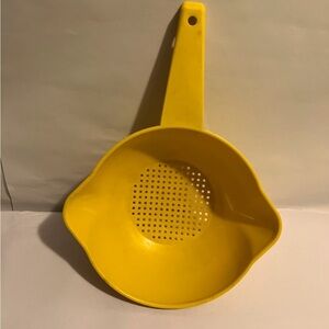 TUPPERWARE 1 Quart Yellow Colander Strainer with Handle #1200-10 Vintage